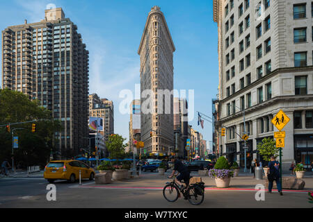 Flatiron Building, Aussicht im Sommer das Flatiron Building in Manhattan, zwischen dem Broadway und der Fifth Avenue, New York City, USA. Stockfoto