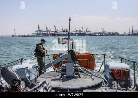 Haifa, Israel. 07 Aug, 2019. Ein Soldat arbeitet auf der Oberfläche eines militärischen Schiff während einer multi Streitkräfte bohren. Israelische Streitkräfte in Zusammenarbeit mit uns, Französisch und Zypresse Streitkräfte nehmen teil an einer Skala Bohrer an den Ufern von Haifa. Credit: ilia Yefimovich/dpa/Alamy leben Nachrichten Stockfoto