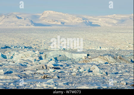 Eis schwimmt auf dem Gletschersee Jökulsárlón Gletschersee am Fuße des Gletschers Vatnajökull, Island, November 2012. Stockfoto