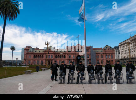 Buenos Aires, August 1, 2019. Krise in Argentinien. Die bereitschaftspolizei vor der Casa Rosada (rosa Haus), Regierungssitz der Republik Argentinien Stockfoto