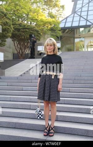 Die französische Schauspielerin Marina Fois wirft, wie sie bei Louis Vuitton Cruise 2018 Sammlung zeigen in Tokio, Japan, 14. Mai 2017 eingegangen ist. Stockfoto