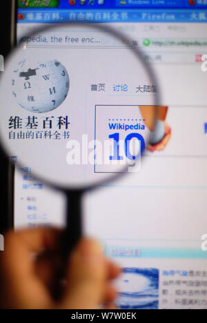 ---- Einen chinesischen Netizen durchsucht die Website der Freien Online Enzyklopädie Wikipedia auf seinem Computer in Peking, China, 14. Januar 2011. China angezeigt. Stockfoto