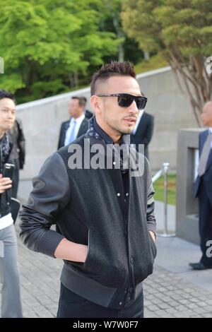 Pensionierte Japanischen Fußball-Star Hidetoshi Nakata wirft, wie er bei Louis Vuitton Cruise 2018 Sammlung zeigen in Tokio, Japan, 14. Mai 2017 eingegangen ist. Stockfoto