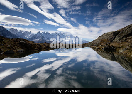 Lacs de Cheserys mit Aiguilles de Chamonix spiegelt sich im Wasser, Chamonix, Haute Savoie, Frankreich. September 2012. Stockfoto