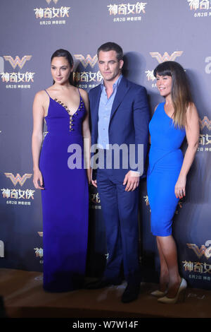 (Von links) Israelische Schauspielerin und Model Gal Gadot, US-amerikanischer Schauspieler Chris Pine und Regisseurin Patty Jenkins darstellen, wie Sie an eine Premiere für Ihre movi ankommen Stockfoto