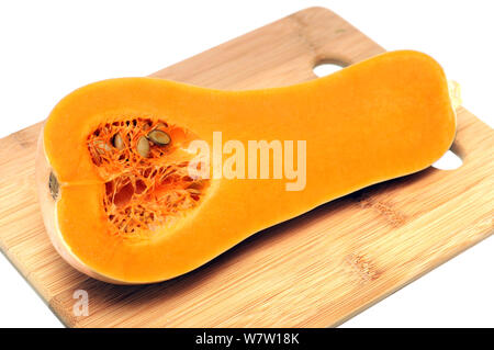 Die Hälfte der Butternut Squash auf Schneidebrett Stockfoto