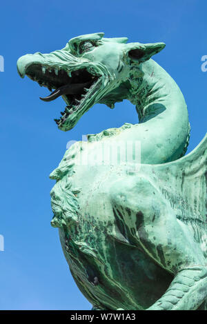 Dragon Bridge Drachen Statue gegen bei blauem Himmel auf den Drachen Brücke Zmajski die meisten Ljubljana Slowenien Eu Europa Stockfoto