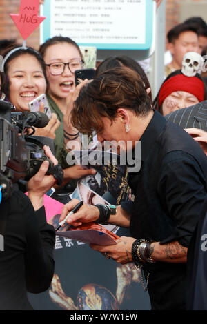 Amerikanische Schauspieler Johnny Depp Autogramme für die Fans, als er auf dem roten Teppich zur Premiere seines neuen Films "Fluch der Karibik eintrifft: Tot Stockfoto