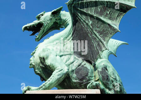 Dragon Bridge Drachen Statue vor blauem Himmel auf den Drachen Brücke Zmajski die meisten Ljubljana Slowenien Eu Europa Stockfoto