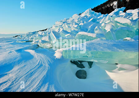 Eis-Haufen von gebrochenen Schelfeis in der Nähe der Ufer des Sees Baikalsee, Sibirien, Russland, März. Stockfoto