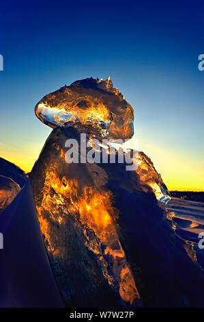 Eis-Bildung bei Sonnenuntergang, Baikalsee, Sibirien, Russland, März. Stockfoto
