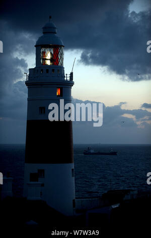 Europa Point Lighthouse in der Dämmerung, nach Osten in das Mittelmeer, Gibraltar, Dezember. Stockfoto