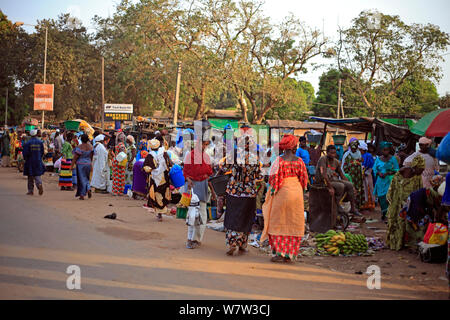 Street Market Scene, Gambia, Westafrika, November 2012. Stockfoto