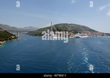 Dubrovnik, Kroatien. 15 Juni, 2019. Kreuzfahrtschiffe in den Hafen von Gruz, das Schiff der Reederei Viking Dübel unter der Franjo-Tu · Mann-Brücke (Dubrovnik - Brücke), auf der rechten die Norwegian Star. Die Entfernung zur Altstadt mit der alten Stadtmauer kann man mit dem Bus oder Taxi abgedeckt werden. Credit: Soeren Stache/dpa-Zentralbild/ZB/dpa/Alamy leben Nachrichten Stockfoto