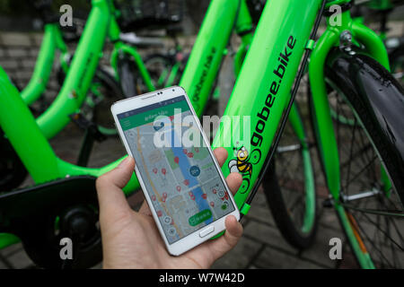 ---- Handy Benutzer verwendet die Anwendung der Chinesischen bike-sharing Service Go Bee Fahrrad auf seinem Smartphone ein Fahrrad in Hongkong, China, 26. April zu vermieten Stockfoto