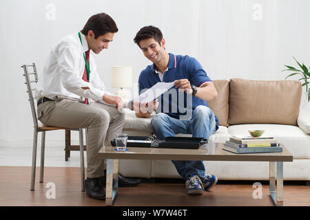 Finanzberater erklärt einem Kunden das Dokument Stockfoto