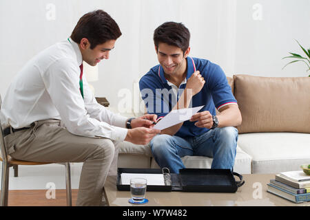 Finanzberater erklärt einem Kunden das Dokument Stockfoto