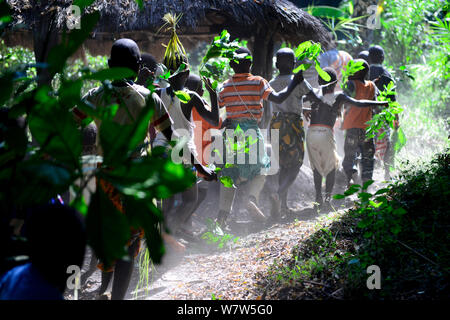 Feierliche Prozession während der Hochzeit, Ambeduco Dorf. Orango Insel, Guinea-Bissau, Dezember 2013. Stockfoto