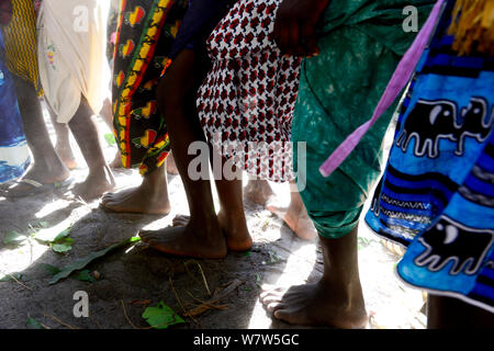 Füße von Menschen tanzen an der Hochzeit im Dorf Ambeduco. Orango Insel, Guinea-Bissau, Dezember 2013 Stockfoto