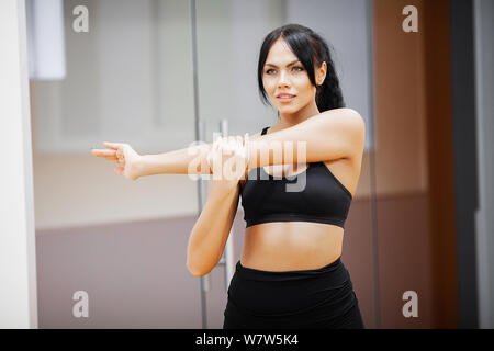 Fitness Frau. Sport Mädchen in der Turnhalle Übungen Stockfoto