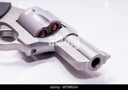 A357 Magnum snub gerochene Revolver mit hohlen Punkt Kugeln auf einem weißen Hintergrund geladen Stockfoto