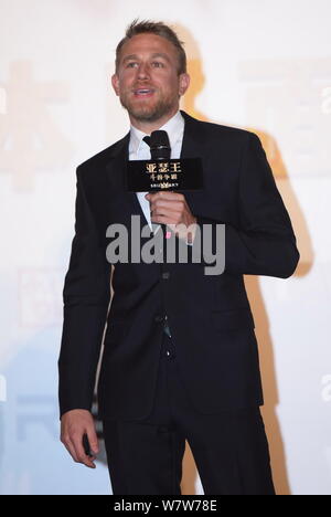 Englisch Schauspieler Charlie Hunnam besucht eine Pressekonferenz für seinen Film "King Arthur: Legende von dem Schwert" in Peking, China, 21. April 2017. Stockfoto