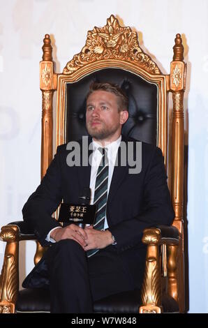 Englisch Schauspieler Charlie Hunnam besucht eine Pressekonferenz für seinen Film "King Arthur: Legende von dem Schwert" in Peking, China, 21. April 2017. Stockfoto