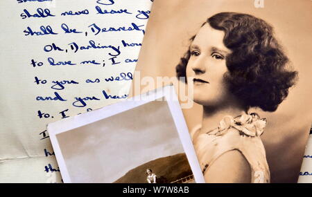 Alte schwarz-weiß Fotografien auf handschriftliche einen alten 1940er schreiben Stockfoto