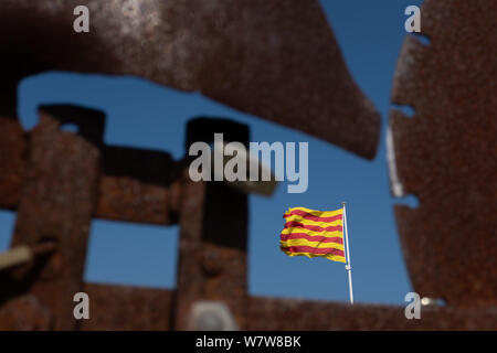 Nahaufnahme des unscharfen Wetterfahne mit Vorhängeschlössern und die katalanische Flagge im Hintergrund konzentriert. Konzepte der Schließung und Frustration. Stockfoto