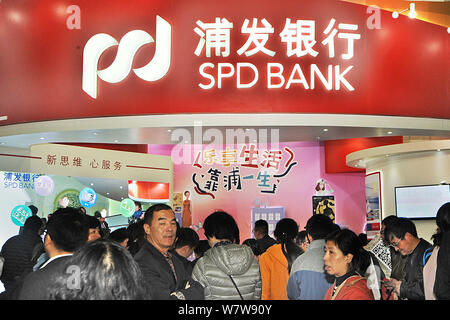 ---- Leute besuchen Sie den Stand der SPD (Shanghai Pudong Development Bank) während einer Ausstellung in Shanghai, China, 3. Dezember 2016. Touristen strömten Stockfoto