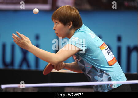 Zhu Yuling von China liefert einen Schuß zu Khetkhuan Tamolwan von Thailand im Einzel der Frauen der dritten Runde während der seamaster 23 ITTF-asiatischen Stockfoto