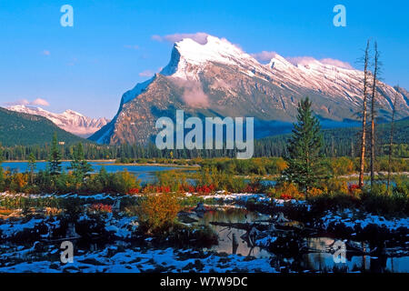 Vermilion Lake im Spätherbst mit den schneebedeckten Gipfeln des Mount Rundle im Hintergrund, Banff National Park, Kanada. Stockfoto