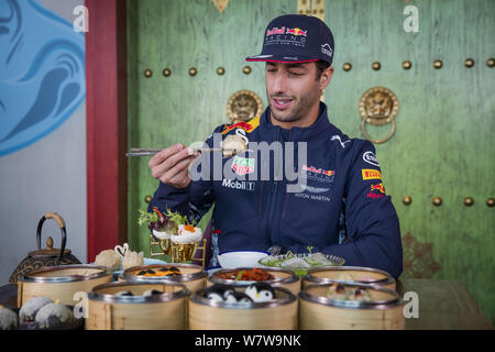 Australische F1 Fahrer Daniel Ricciardo von Red Bull Racing wird dargestellt, wie er isst Snacks in Hongkong, China, 6. April 2017. Stockfoto