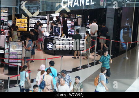 ------ Kunden an einer Boutique Chanel in einem Duty-free-Shopping Mall in Sanya City, South China Hainan Provinz, 6. Oktober 2014. Offshore d Stockfoto