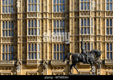 Seitenwand der Palast von Westminster und das Alte Schloss Hof mit der Statue von Richard Löwenherz Stockfoto