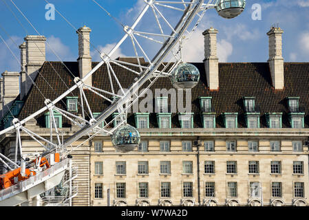 Das London Eye Aussichtsrad und der County Hall Hotel, London Stockfoto