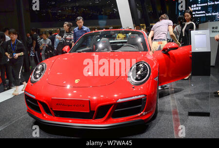 Ein Porsche 911 Targa 4 GTS Sport Auto ist auf dem Display während der 17. Internationalen Automobil- Ausstellung in Shanghai, die auch als Auto Shanghai bekannt Stockfoto