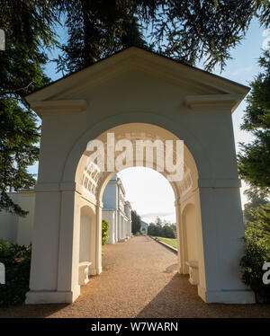 Arch im neu renovierten Gunnersbury Park und Museum auf der Gunnersbury Immobilien, einst im Besitz der Familie Rothschild, Gunnersbury, West London, Großbritannien Stockfoto