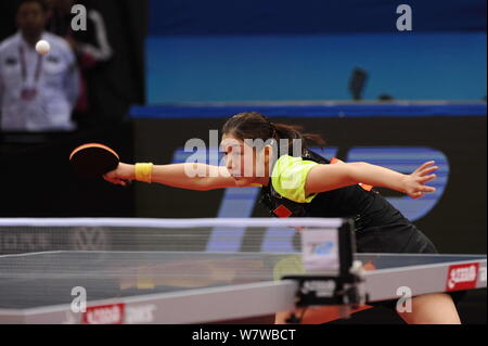 Chen Meng von der China liefert einen Schuß zu Miu Hirano Japans in singles ihre Frauen finale während der seamaster 23 ITTF-asiatischen Tischtennis Championsh Stockfoto