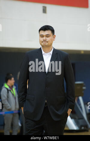 Pensionierte chinesischen Basketballstar Yao Ming, Vorsitzender der Chinesischen Basketball-liga (CBA), reagiert, wie er Uhren Spieler der chinesischen nationalen Frauen Stockfoto