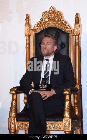 Englisch Schauspieler Charlie Hunnam besucht eine Pressekonferenz für seinen Film "King Arthur: Legende von dem Schwert" in Peking, China, 21. April 2017. Stockfoto