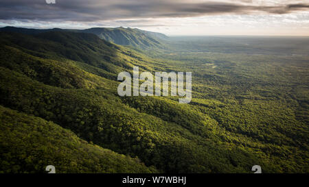 Regen Wolken über bewaldete Berge von Muchinga Escarpment, South Luangwa National Park, Sambia. April 2013. Stockfoto