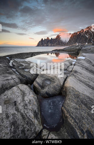 Blick aus Richtung Tungeneset Okshornan Bergkette bedeckt im Schnee, Insel Senja, Troms, Norwegen, Februar 2014. Stockfoto