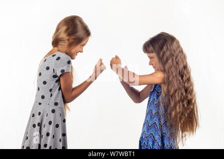 Zwei Mädchen kämpfen, Studio, weißer Hintergrund Stockfoto