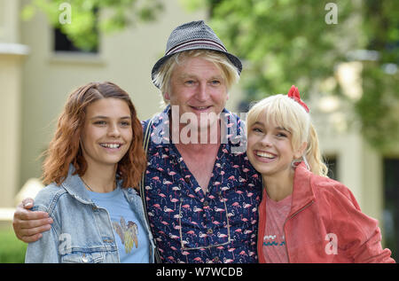 06. August 2019, Brandenburg, Reichenow: Schauspielerin Harriet Herbig-Matten (l) wie Tina, Regisseur Detlev Buck und Schauspielerin Katharina Hirschberg als Bibi stand auf dem Satz der Amazon Serie Bibi und Tina vor Schloss Reichenow. Die Dreharbeiten für den neuen Amazon Original Bibi & Tina ist derzeit in Berlin. Der Live Action Serie für die ganze Familie begleitet die junge Hexe Bibi Blocksberg und ihre beste Freundin Tina auf ihre Abenteuer auf dem Reiterhof. Die neue Serie ist bis Mitte geschossen - August und ausschließlich an Prime Mitglieder werden verfügbar sein, aus der ersten Hälfte des Jahres 2020. Phot Stockfoto