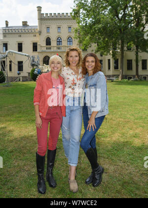 06. August 2019, Brandenburg, Reichenow: Auf einem pressetermin am Set von "The Amazon Serie Bibi und Tina vor Schloss Reichenow, (L - r) Schauspielerin Katharina Hirschberg wie Bibi, die schauspielerin Franziska Weisz wie Tinas Mutter Susanne Martin und Schauspielerin Harriet Herbig-Matten als Tina stehen (L-R). Die Dreharbeiten für den neuen Amazon Original Bibi & Tina ist derzeit in Berlin. Der Live Action Serie für die ganze Familie begleitet die junge Hexe Bibi Blocksberg und ihre beste Freundin Tina auf ihre Abenteuer auf dem Reiterhof. Die neue Serie ist bis Mitte geschossen - August und Nutzen sein werden. Stockfoto