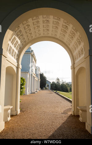 Arch im neu renovierten Gunnersbury Park und Museum auf der Gunnersbury Immobilien, einst im Besitz der Familie Rothschild, Gunnersbury, West London, Großbritannien Stockfoto