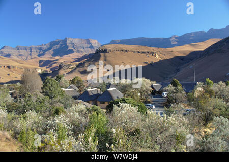 Giants Castle Game Reserve mit Park Unterkunft im Vordergrund und die Berge in der Ferne, Drakensberg, Kwazulu Natal, Südafrika, Juli 2009. Stockfoto