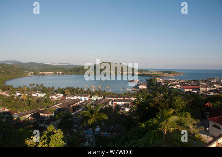 Blick über die Häuser in Richtung Bahia de Miel (Honig) Bucht auf der östlichen Spitze der Insel, Baracoa, Provinz Guantánamo, Kuba, November 2011. Stockfoto