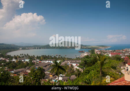 Blick über die Häuser in Richtung Bahia de Miel (Honig) Bucht auf der östlichen Spitze der Insel, Baracoa, Provinz Guantánamo, Kuba, November 2011. Stockfoto